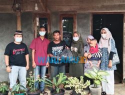 Forum Pegiat Literasi Way Kanan Sebar Bingkisan Sembako Jelang Idul Fitri