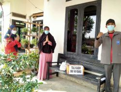 SMKN 1 Way Kenanga Berikan Tali Asih Pada Pendidik yang kurang sehat