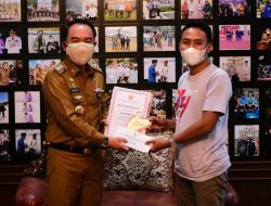 Bupati Way Kanan Serahkan Hadiah Pemenang Lomba Karya Tulis Hut Koperasi Ke-74
