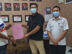 Kepala Kampung Bumi Baru serahkan Data Warga Meninggal Dunia Ke KPU Way Kanan