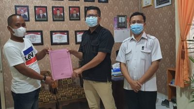 Kepala Kampung Bumi Baru serahkan Data Warga Meninggal Dunia Ke KPU Way Kanan