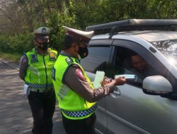 Antisipasi Penyebaran Covid-19, Satlantas Polres Way Kanan Bagikan Masker Kepada Pengguna Jalan
