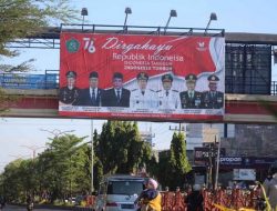 Tulisan Indonesia pada Baliho Dirgahayu Kemerdekaan Ke-76 RI di Sidoarjo Salah