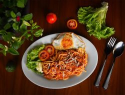 Anjuran Rasulullah SAW Untuk Mengambil Makanan yang Sudah Jatuh