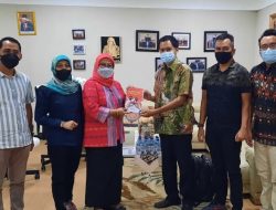 Bawaslu Kota Bandar Lampung Serahkan Buku Ke Bawaslu RI