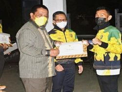 Arinal Serahkan Bonus Atlite Juara PON 2020