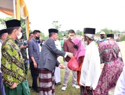 Upacara Peringatan Hari Santri, Wakil Bupati Ali Rahman Bagikan puluhan Paket Sembako Pada Santri & Lansia