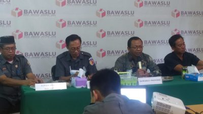 Teguh (Bawaslu Provinsi Lampung) Berikan Materi Kehumasan Di Bawaslu Way Kanan