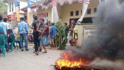 Usul Lapangan Bola Belum Di Realisasi, Pemuda Desa Soki  Kecamatan Belo Gelar Aksi Demo di Depan Kantor Desa