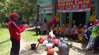 KWT Karya Ummi ikut Penyuluhan Pupuk Organik di Perpustakaan Rumah Baca Berlian