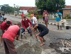 Masyarakat Blambangan Umpu Swadaya Perbaiki Jalan Provinsi
