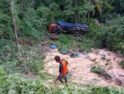 Hilang Kendali, Truk Tronton Bermuatan Jagung Terperosok Kedalam Jurang 50 Meter Di Bima