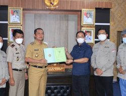 Pemkab Way Kanan serahkan Sertifikat Tanah ke KPU