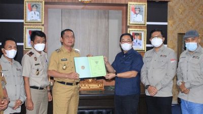 Pemkab Way Kanan serahkan Sertifikat Tanah ke KPU
