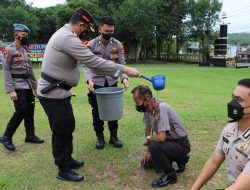 Polres Way Kanan Gelar Upacara Kenaikan Pangkat Kepada 63 Personilnya