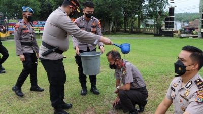 Polres Way Kanan Gelar Upacara Kenaikan Pangkat Kepada 63 Personilnya