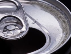 Sering Dilakukan Masyarakat Indonesia, Ini Bahaya Menyimpan Minuman Soda di Freezer