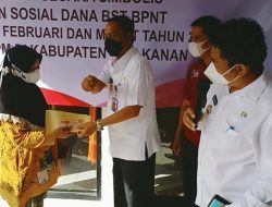Wabup Ali Rahman Tinjau Penyaluran Pertama BPNT di Kantor POS