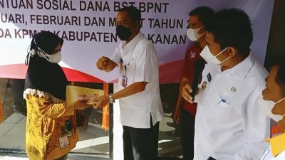 Wabup Ali Rahman Tinjau Penyaluran Pertama BPNT di Kantor POS