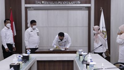 Bupati Way Kanan Raden Adipati Surya Serahkan LKD Ke BPK Lampung