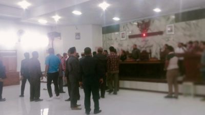 Lempar Asbak, Balik Meja Hingga Nyaris Baku Hantam, Rapat Paripurna DPRD Berlangsung Ricuh