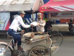 Tampak Sumringah, Tukang Becak Hingga Tukang Sapu Di STOP Polisi