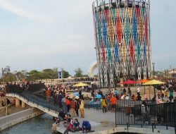 Berbondong-bondong Warga Kunjungi Wisata Air Pantai Pasir Kencana