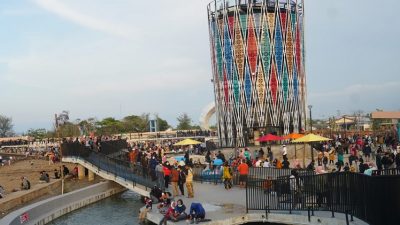 Berbondong-bondong Warga Kunjungi Wisata Air Pantai Pasir Kencana