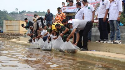 Peringati HPN 2022, PWI Pringsewu Tabur Benih Ikan dan Tanam Pohon