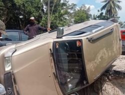 Hendak Reuni, Mobil Ini Malah Terbalik Dijembatan