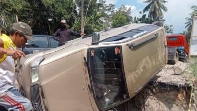 Hendak Reuni, Mobil Ini Malah Terbalik Dijembatan