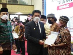 Gubernur Sumsel Serahkan 54 Sertifikat Tanah Wakaf Simbolis Kepada Pengurus Masjid Dan Pondok Pesantren Di Sumsel