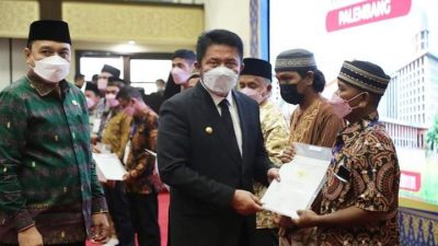 Gubernur Sumsel Serahkan 54 Sertifikat Tanah Wakaf Simbolis Kepada Pengurus Masjid Dan Pondok Pesantren Di Sumsel