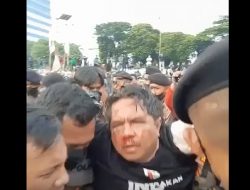 Video Streaming : Ade Armando Babak Belur di Tengah Demo 11 April