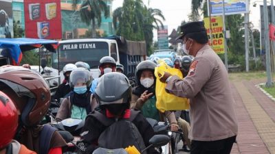 Jelang Waktu Berbuka, Polres Pemalang Bagikan Takjil Ke Pemudik Yang Melintas di Pospam dn Posyan