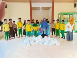 Tim Relawan Cilik SD Aisyiyah Bukit Kemuning Berbagi Sembako