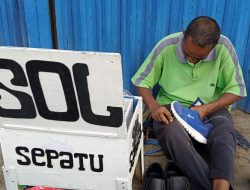 Profesi Pengesol Sepatu, Adris Tetap Semangat Memberi Nafkah Keluarga