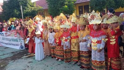 Peringati Hardikas 2022, SDN 01 Banjit Gelar Karnaval Pakaian Adat