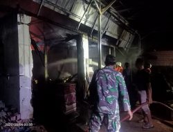 Ditinggal Pemilik Keluar Kota Toko Keramik Habis Dilalap Api, 95% Bangunan Hangus Terbakar