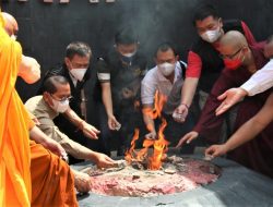 Ratusan Umat Buddha Ikuti Prosesi Pengambilan Api Dharma Waisak di Mrapen