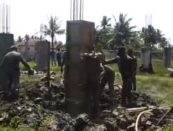 Tim Satpol PP Bireun Bongkar Paksa Besi Cor Tiang Masjid Muhammadiyah