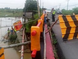 Waspada! Satu Pilar Beton Pembatas dan Penyangga Jembatan di Jalintim Amblas