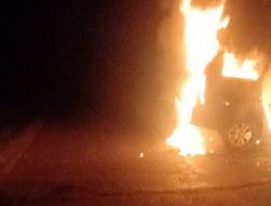 Mesuji : Inova Travel Terbakar, 1 Meninggal dan Pick Up Tabrak Beton Jalan