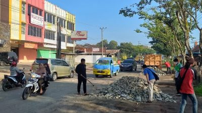Pemuda dan Warga Tambal Jalan Protokol