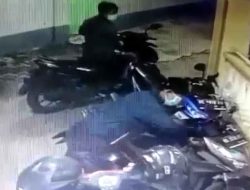Dua Orang Pencuri Sepeda Motor, di Masjid Terekam CCTV