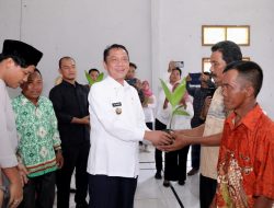 Gali Potensi Pertanian, Pemkab Way Kanan Serahkan 1000 Bibit Pohon