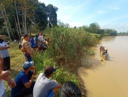 Seorang Warga Hilang Diduga Terbawa Arus Sungai, Warga dan BPBD Lakukan Pencarian