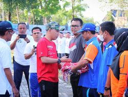 Secara Simbolis, Bupati Way Kanan Serahkan Bendera Merah Putih Kepada Masyarakat