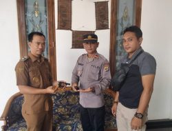 Kepala Kampung Kota Jawa Serahkan Senpi Rakitan Berserta Amunisi Ke Polisi