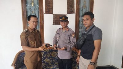 Kepala Kampung Kota Jawa Serahkan Senpi Rakitan Berserta Amunisi Ke Polisi